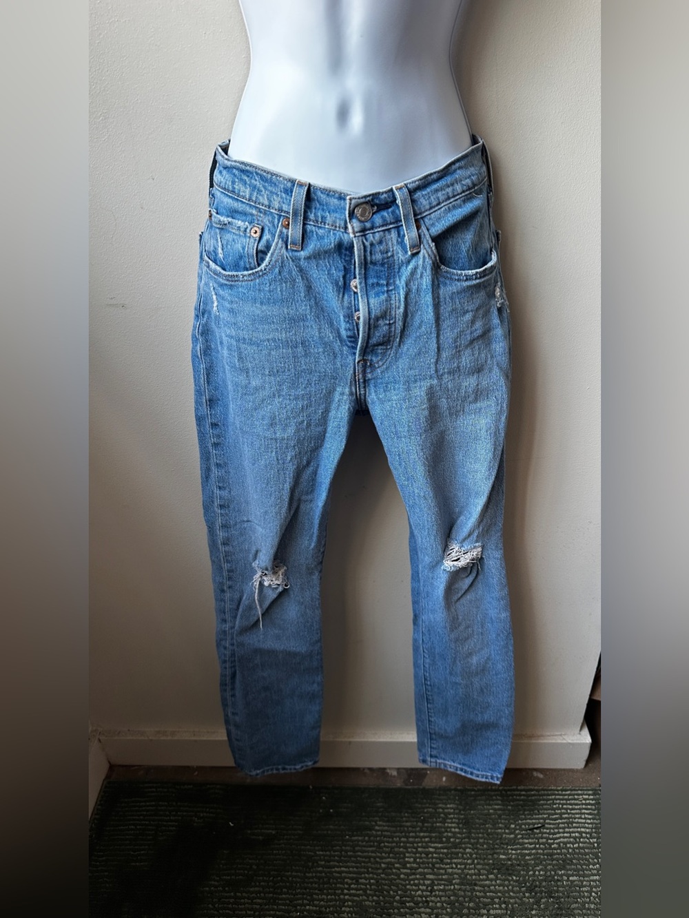 Levi’s 501 Original Fit Womens Jeans W26 L30 Distressed Light Wash Button Fly